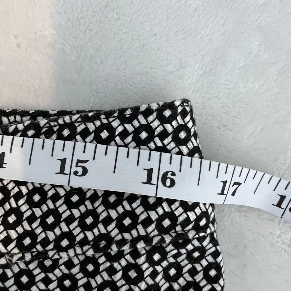 Ellen Tracy Women’s Mosaic Print Shorts Black and White Dressy Shorts - Picture 3 of 10